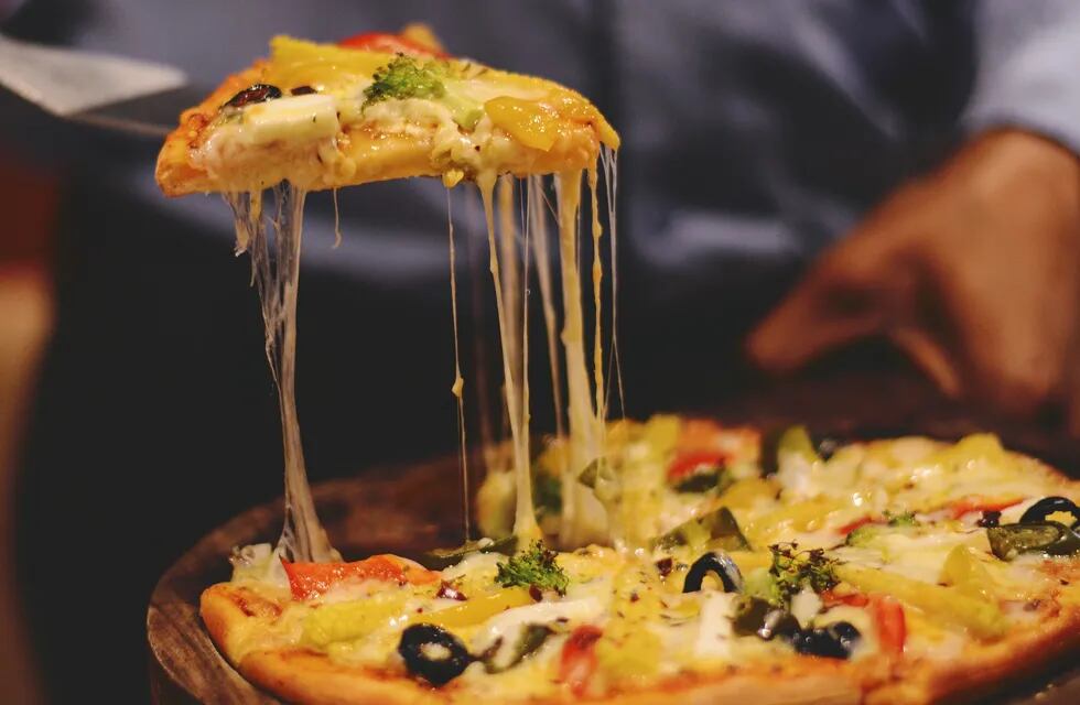 La pizza es una de las recetas más consumidas en Argentina y, por suerte, combina perfecto con la bebida nacional.