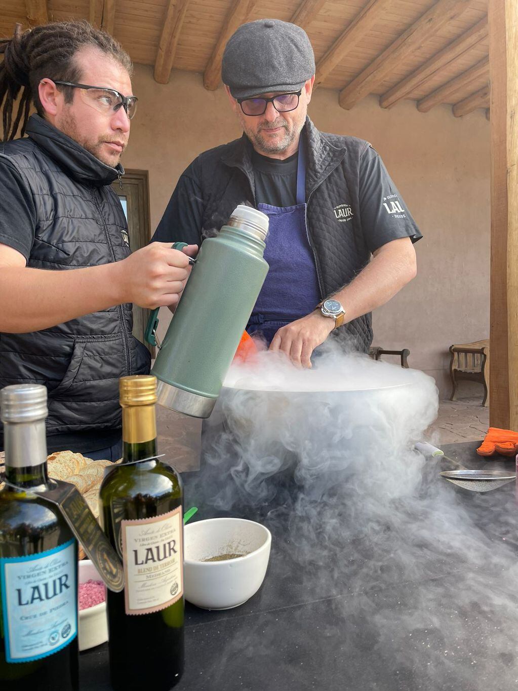 Christophe Krywonis cocinó helado de aceite de oliva y tomate con nitrógeno líquido. - Los Andes