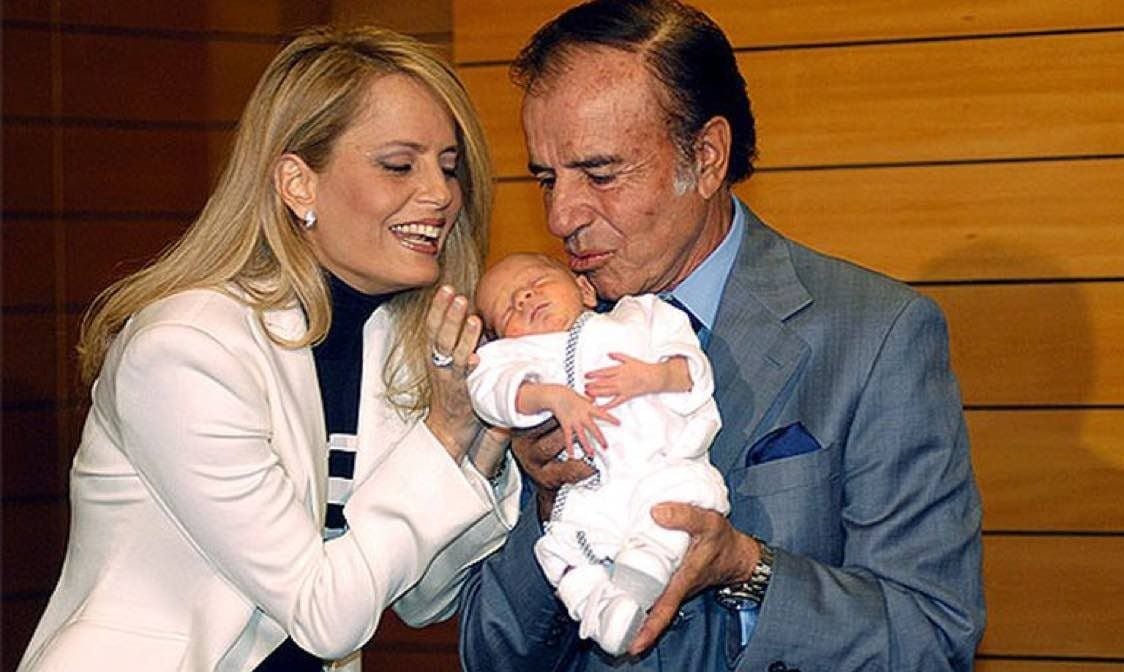 Carlos Menem y Cecilia Bolocco en 2003, junto a su hijo Máximo - Archivo