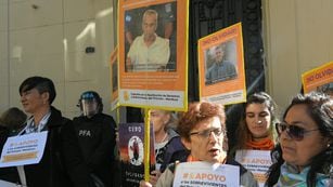  Sobrevivientes, familiares y referentes de organizaciones internacionales reclamaron "tolerancia cero" en el Arzobispado. / Foto: Orlando Pelichotti / Los Andes