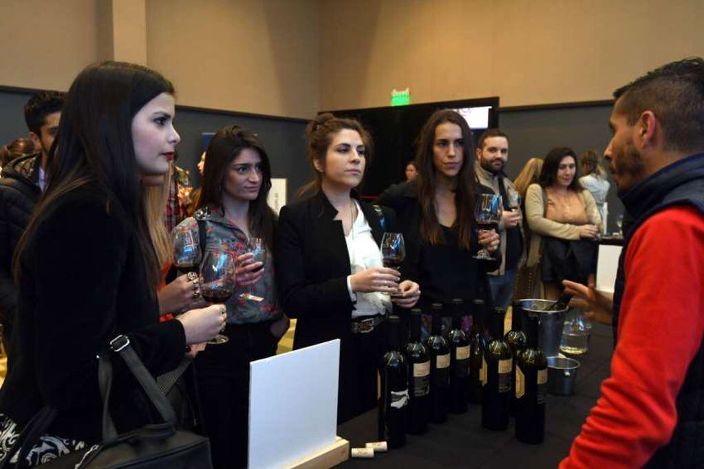 
    Un público ávido por conocer más sobre los vinos de Mendoza. / Foto: Marcelo Rolland.
   