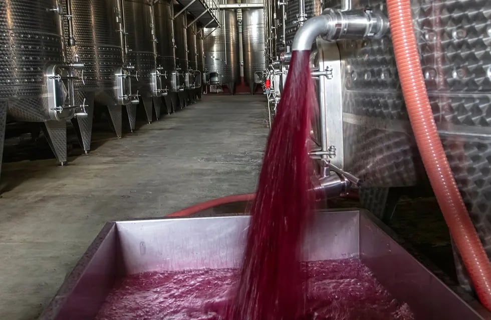 La venta de vino a granel argentino cae en el exterior.