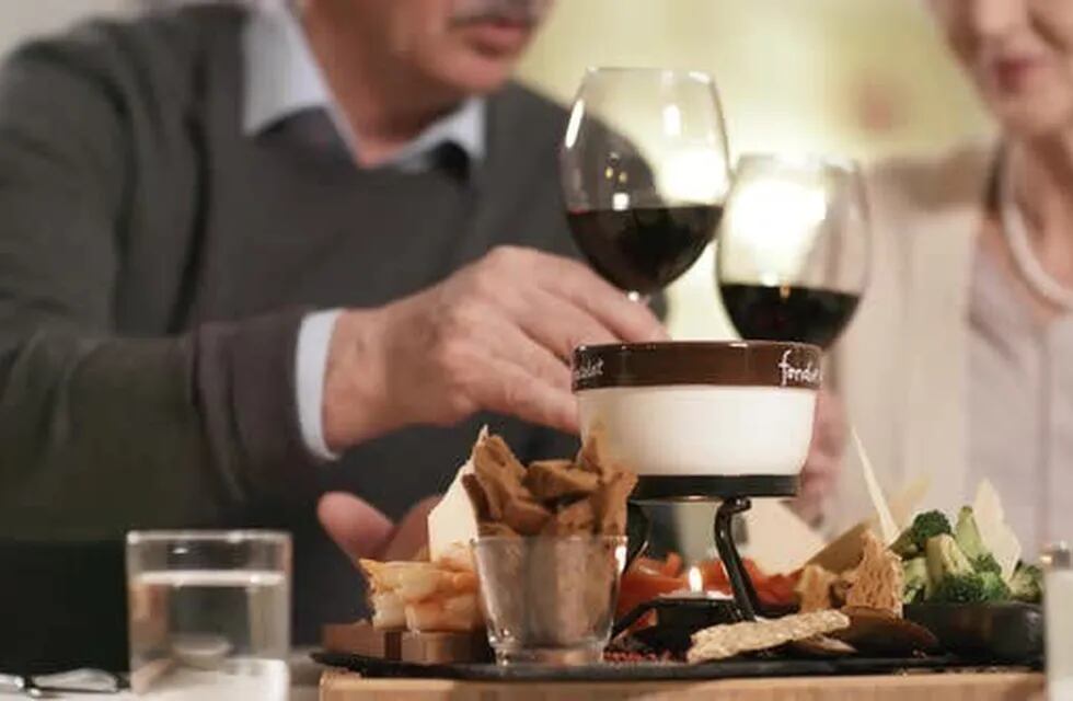 Para vivir más de 90 años hay que beber una copa de vino al día, según un estudio europeo