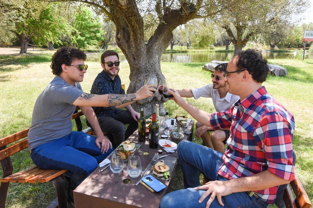 Matías, Adrián, Gabriel y Nacho degustaron exquisitos vinos y tragos de Trapiche.