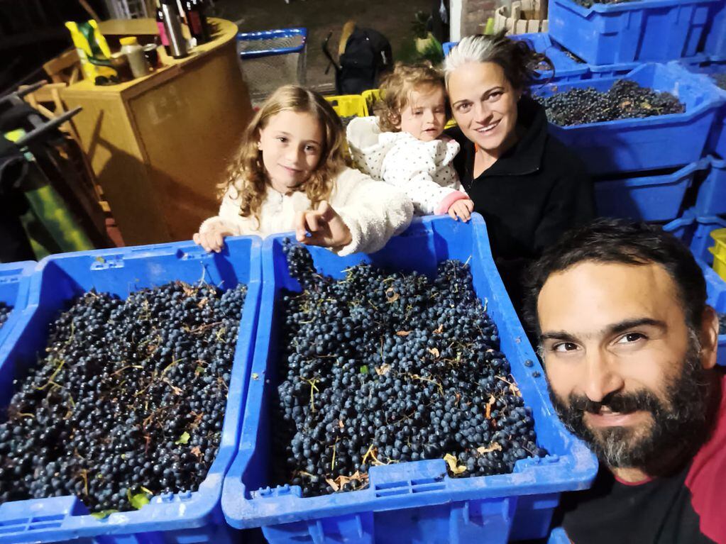 Emilio y Analía juto a sus hijas en la elaboración de los vinos de Pócima. - Gentileza