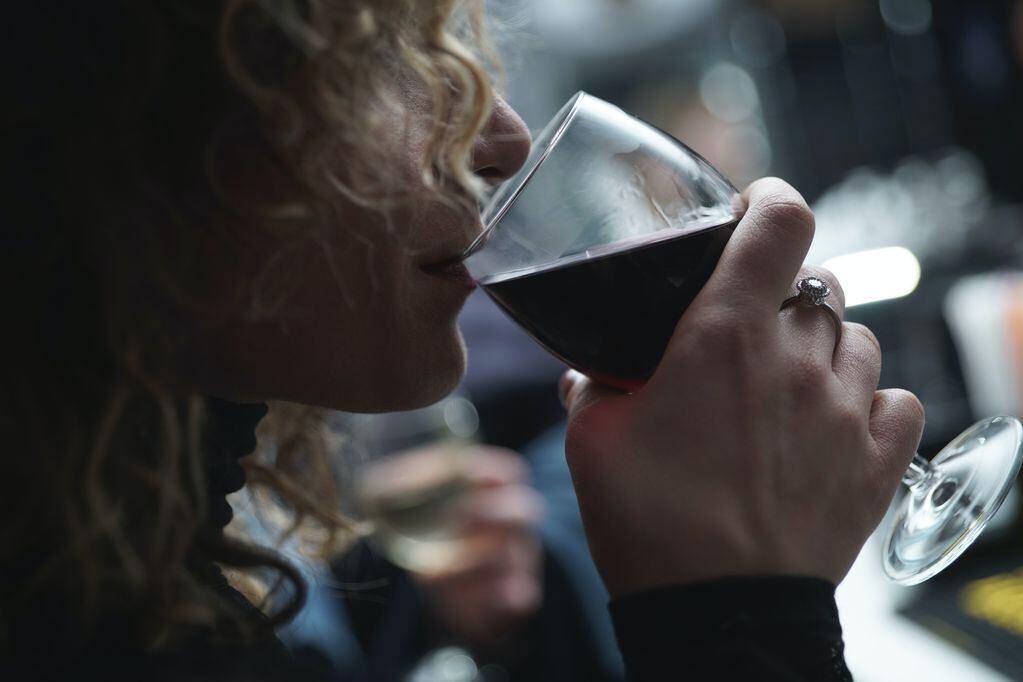 Beber vino tinto, en medidas controladas, puede beneficiar a la pérdida de peso.