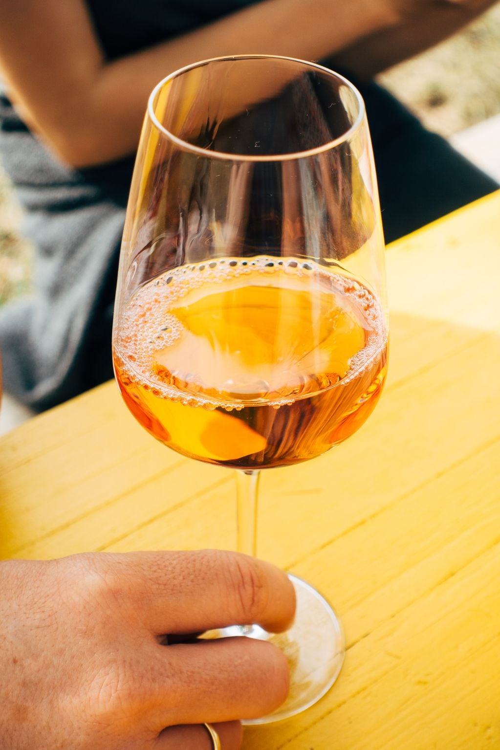 Calentar la copa ayuda a percibir aromas propios de la bebida. - Gentileza / Unsplash