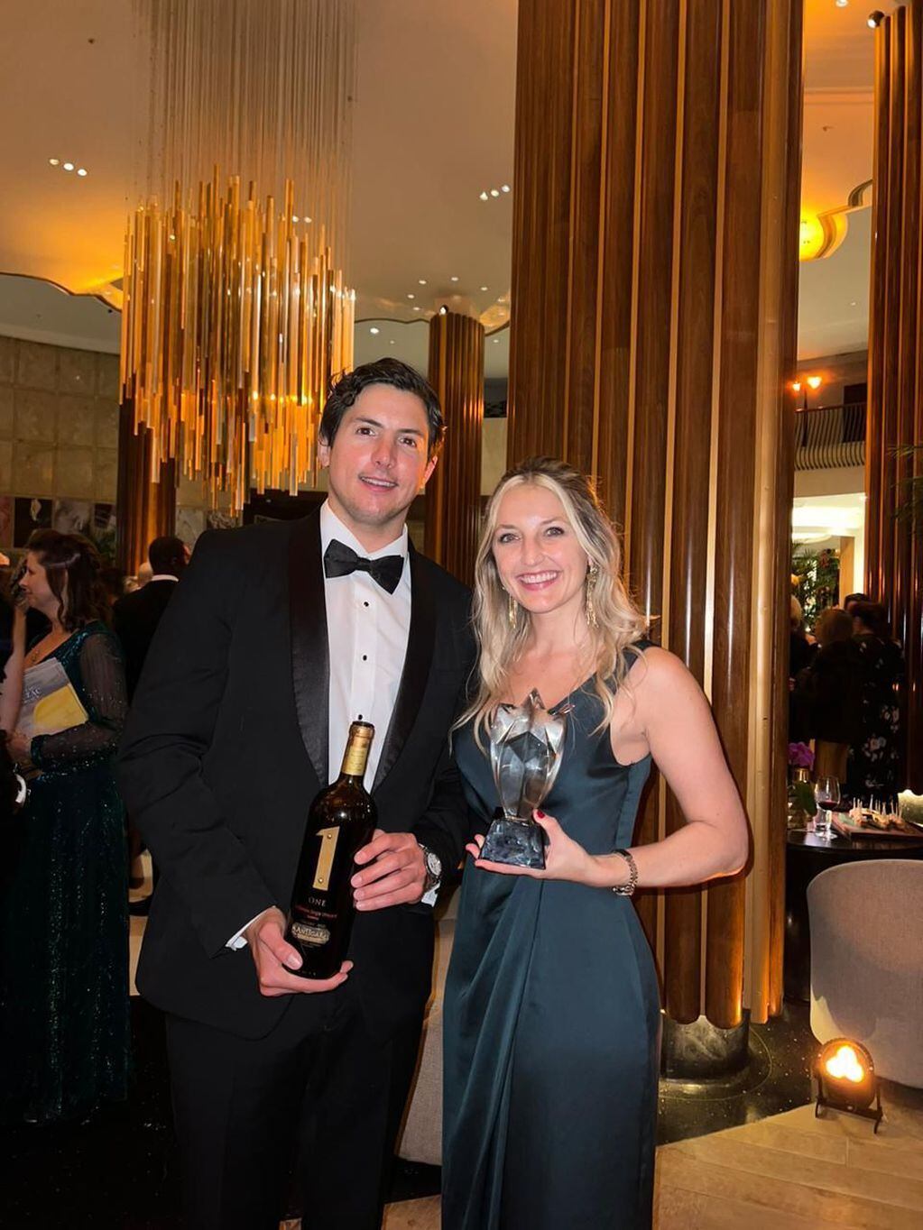 Francesco y Alessandra Cartoni con el galardon a la Mejor Bodega del Nuevo Mundo 2023. - Gentileza