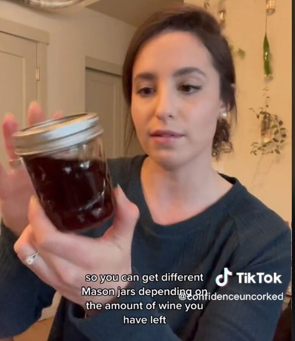 La manera correcta de guardar el vino de una botella (Captura de video / TikTok)