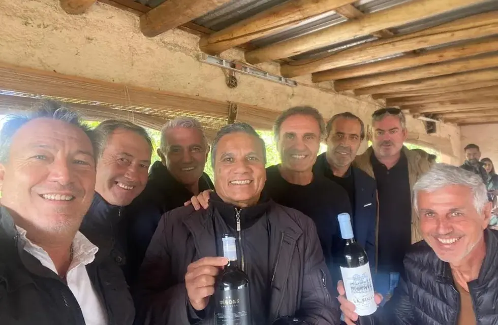 Los campeones del '86 estuvieron recorriendo viñedos de Mendoza. - Instagram