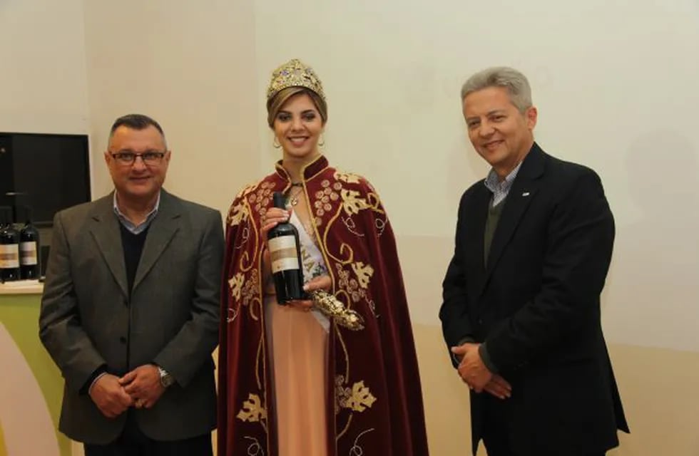 Burdeos Laura, la nueva botella para vino, en honor a la Reina Nacional de la Vendimia
