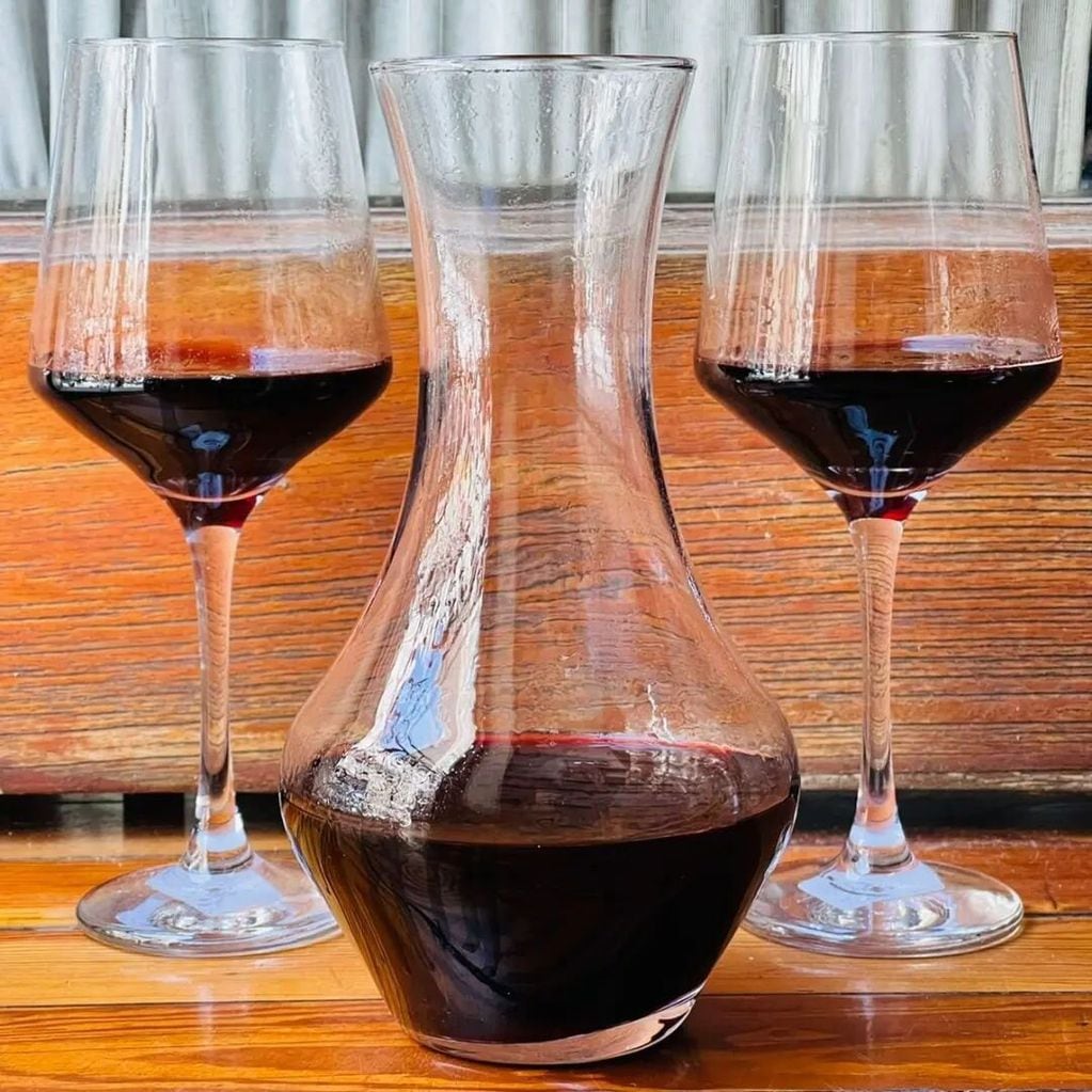 La decantación sirve para despertar los taninos de un vino y filtrar los sedimentos.