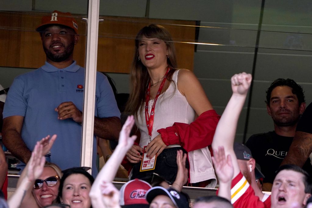 Taylor Swift observa desde un palco del estadio Arrowhead durante la primera mitad del partido de la NFL entre los Bears de Chicago y los Chiefs de Kansas City.
