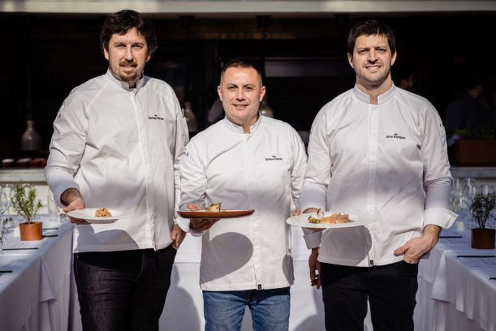 
    Los tres finalistas: Blondel, Rapretti y Rodríguez y sus platos. / Gentileza.
   