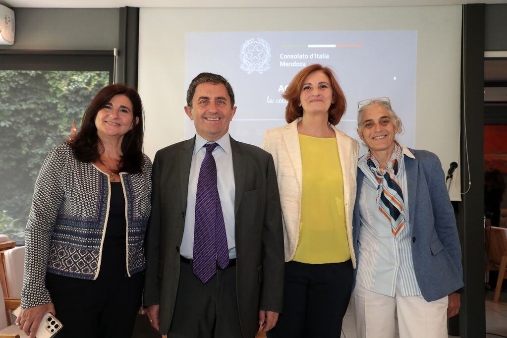 Gabriela Testa, presidente de EMETUR; el cónsul Giuseppe D Agosto, su esposa Teresa y Beatriz Barbera.