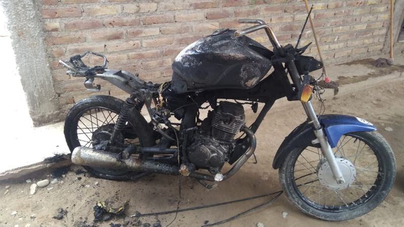 Tupungato: su ex pareja no le abrió la puerta, no se lo “bancó” y le prendió fuego la moto
