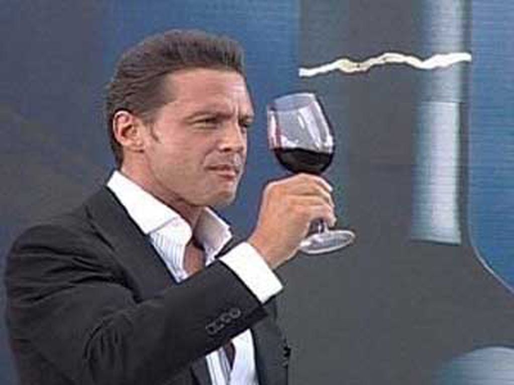 Luis miguel degustado su vino en la presentación del año 2005. - Imagen web