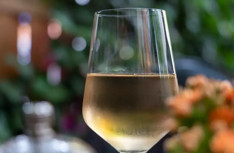 Para combinar con la golosina: un vino blanco es un regalo perfecto para la semana de la dulzura. -Archivo.