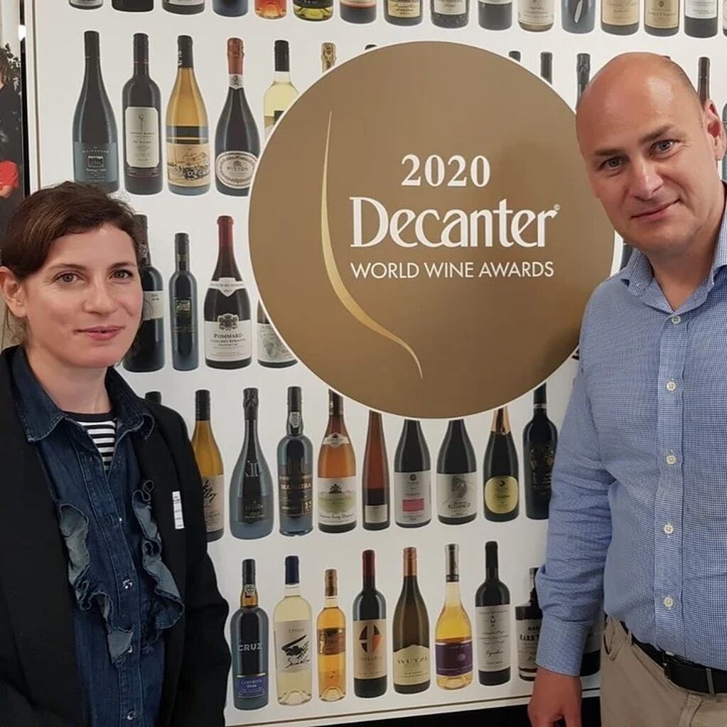 La sommelier argentina Paz Levinson junto al Master of Wine Dirceu brasileño Vianna Junior en los Decanter Wine Awards 2020. Foto: Instagram