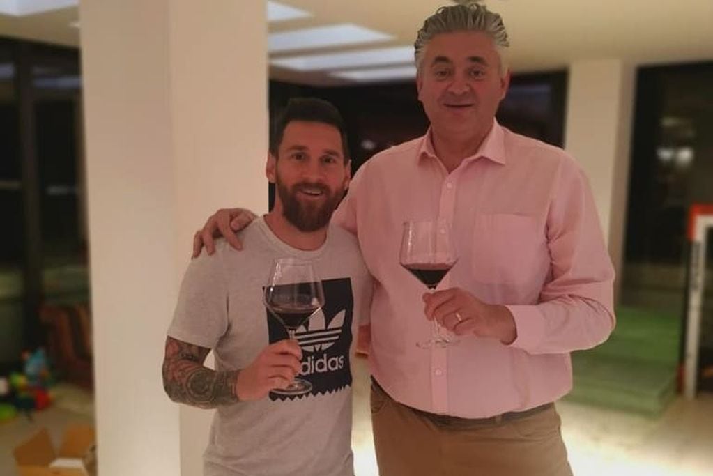 Messi junto al enólogo Silvio Alberto, responsable de elaborar su vino. (Instagram).