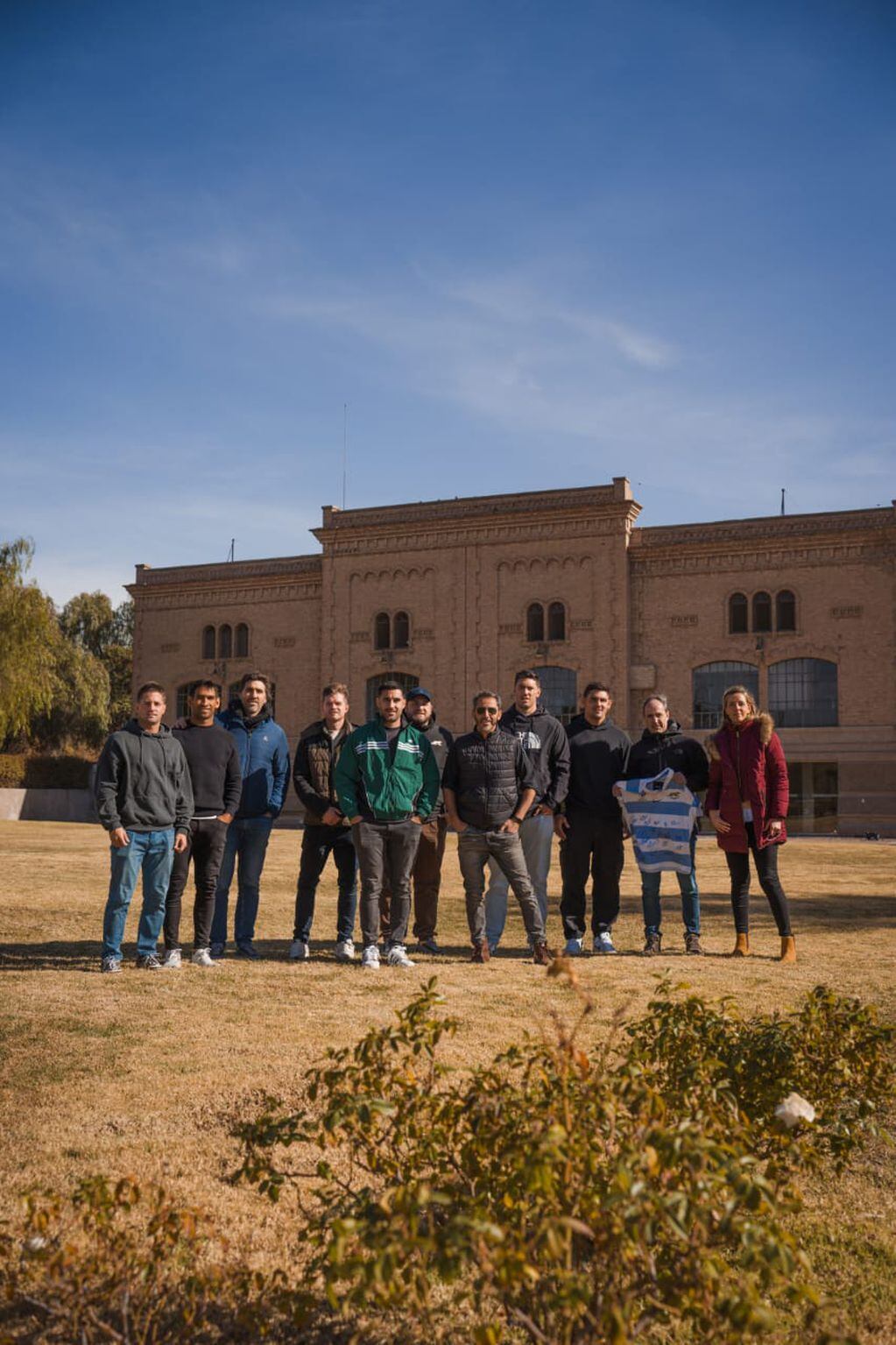 Jugadores y miembros de la bodega, durante la visita.