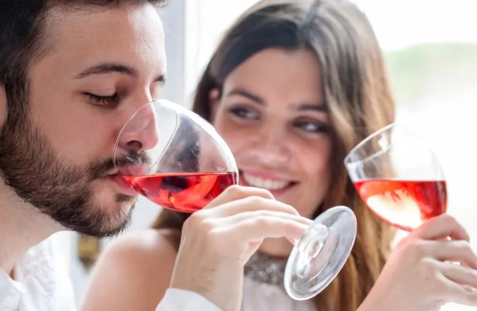 Si se consume de manera responsable y se complementa con una dieta y buenos hábitos, el vino resulta ser saludable.
