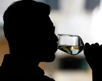 Hombre tomando vino (Ilustrativa)