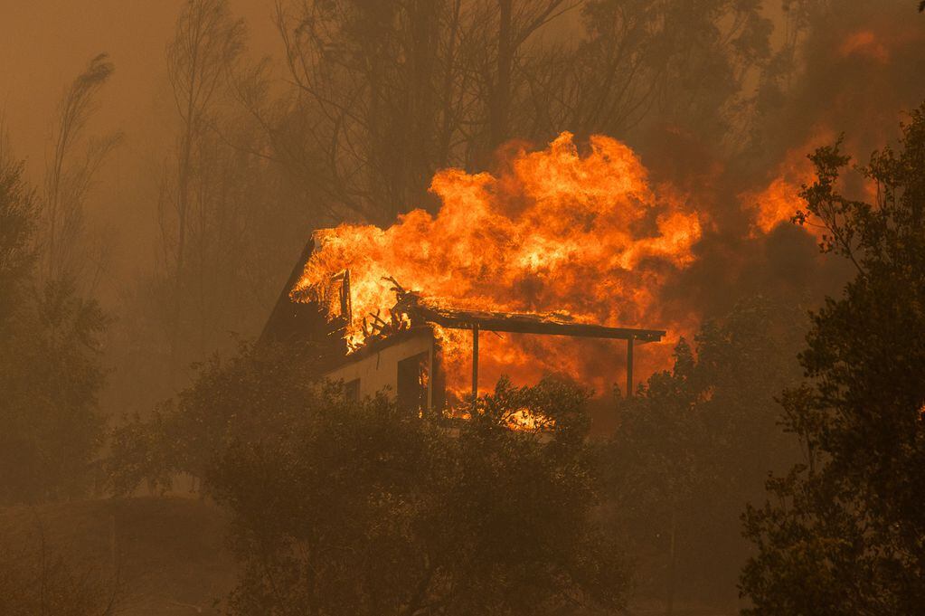 Incendios en las regiones de Biobío, Ñuble y La Araucanía. EFE/ Pablo Hidalgo