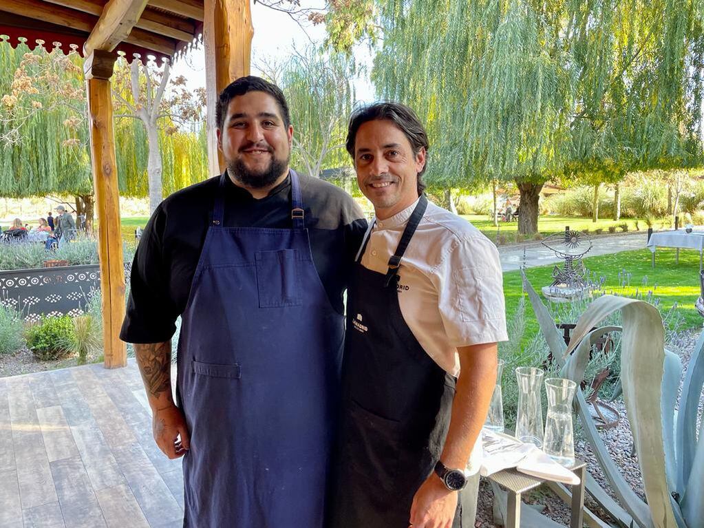 Jonatan Palavecino, chef de AKOL, y Lucas Olcese en Los Bocheros Restó. - Los Andes
