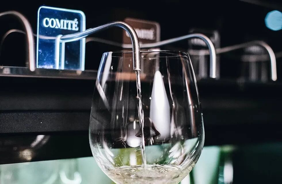 Luego de pasar la tarjeta, el vino comienza a salir directamente de la botella a la copa por medio del dispencer. - Instagram