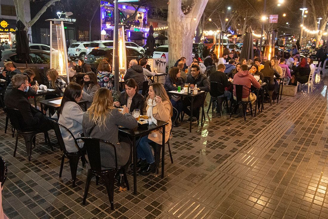 Bares de Mendoza y las nueva modalidad nocturna sin restricción de horarios