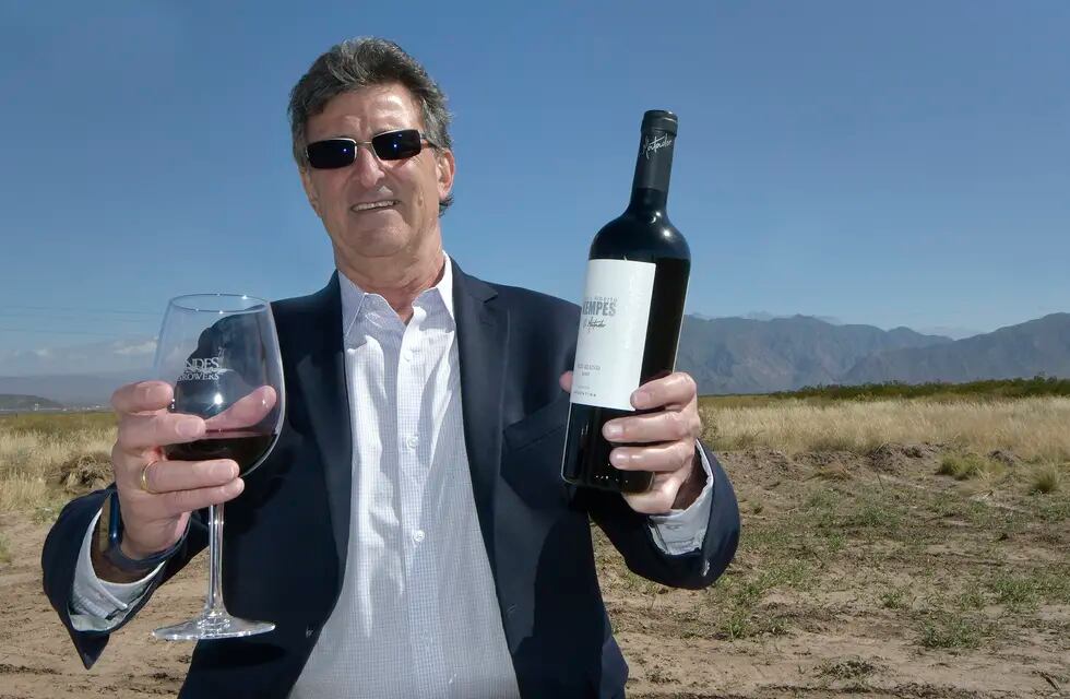 Mario Alberto Kempes presentó su vino "El matador". Foto: Orlando Pelichotti / Los Andes
