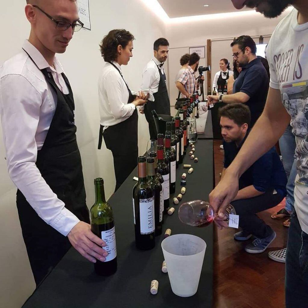 
    Los alumnos de la Escuela Argentina de Sommeliers, en el último Wine Open Day en Mendoza.
   