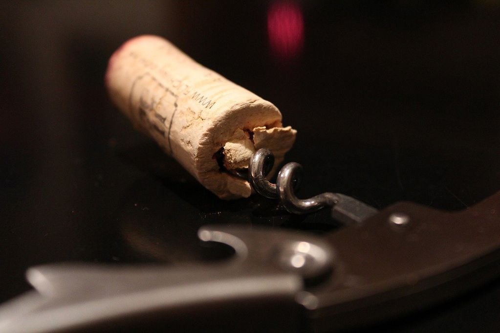 La forma en que se cierra una botella puede hablar del vino.