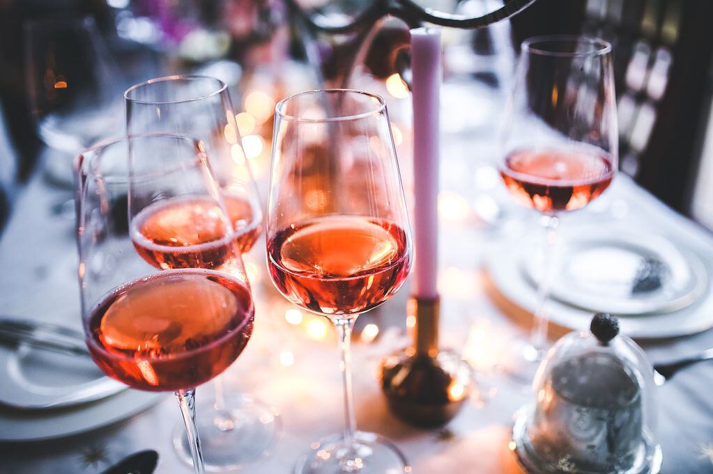 Los vinos rosados tienen una temperatura recomendable menor a los tintos.