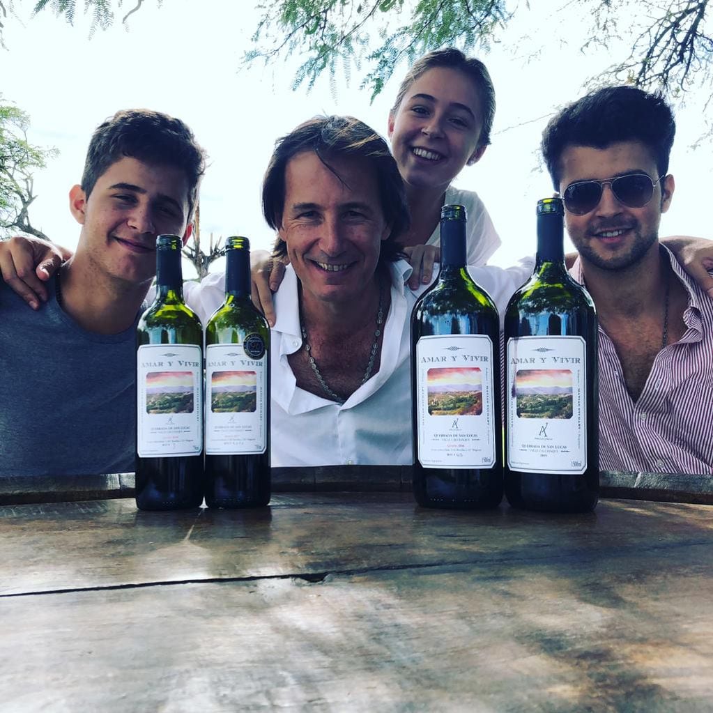 Marías Etchart junto a sus hijos y sus vinos. - Gentileza