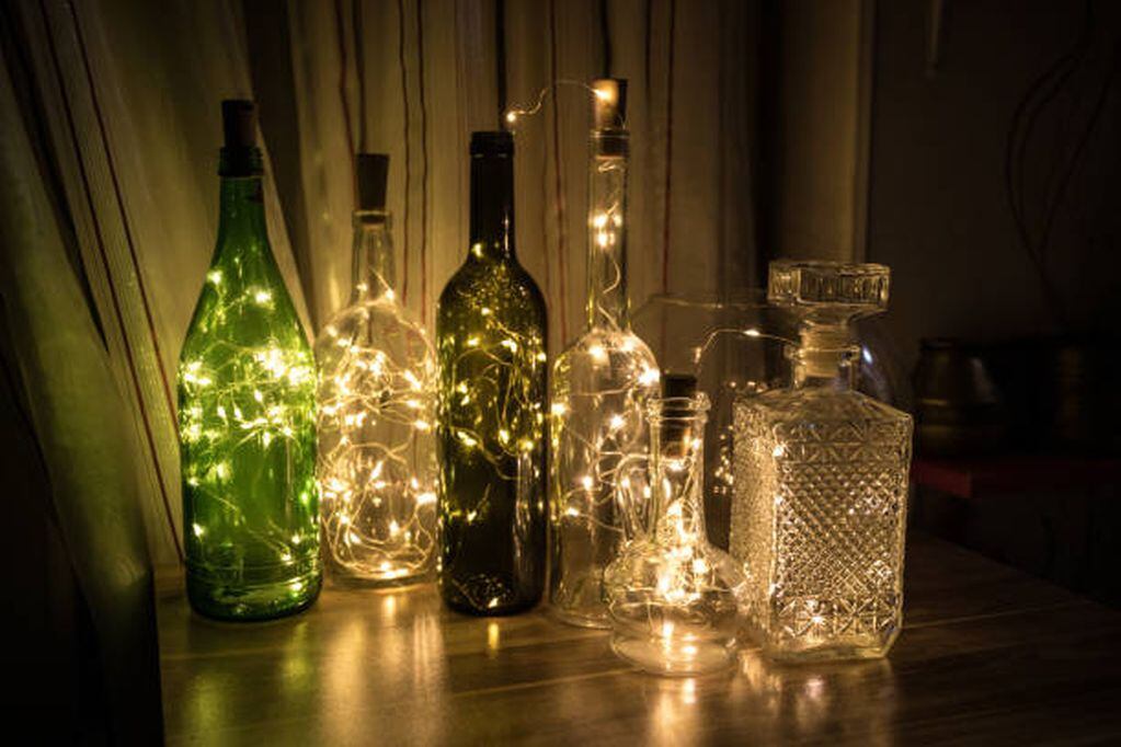 Botella con luces, imagen ilustrativa.