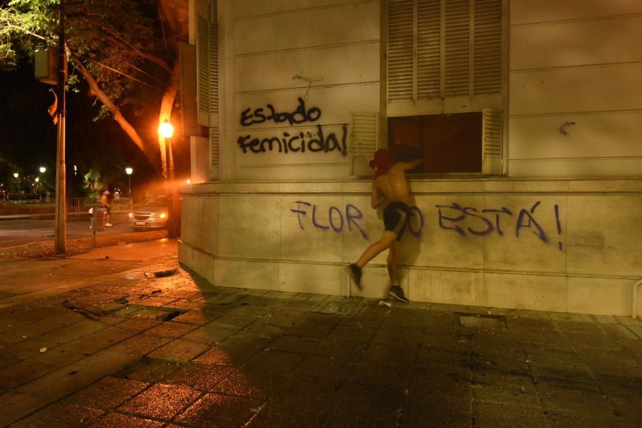 Un pequeño grupo de manifestantes que pedía justicia por el femicidio de Florencia Romano incendió la Legislatura de Mendoza on bombas molotov.