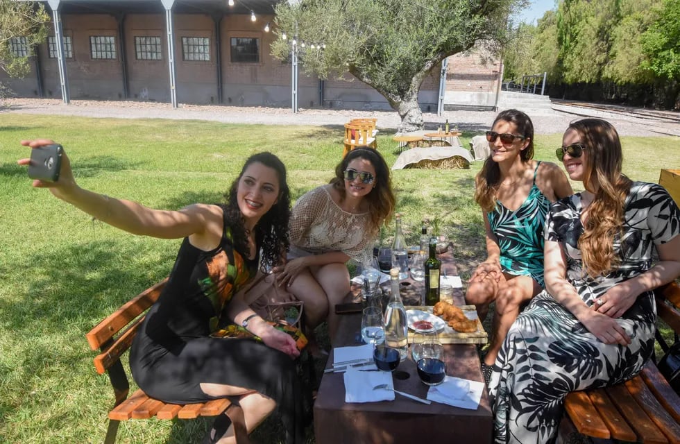 Andrea, Eugenia, Ivanna y Celeste quisieron atesorar con una selfie lo vivido en una tarde diferente / Mariana Villa