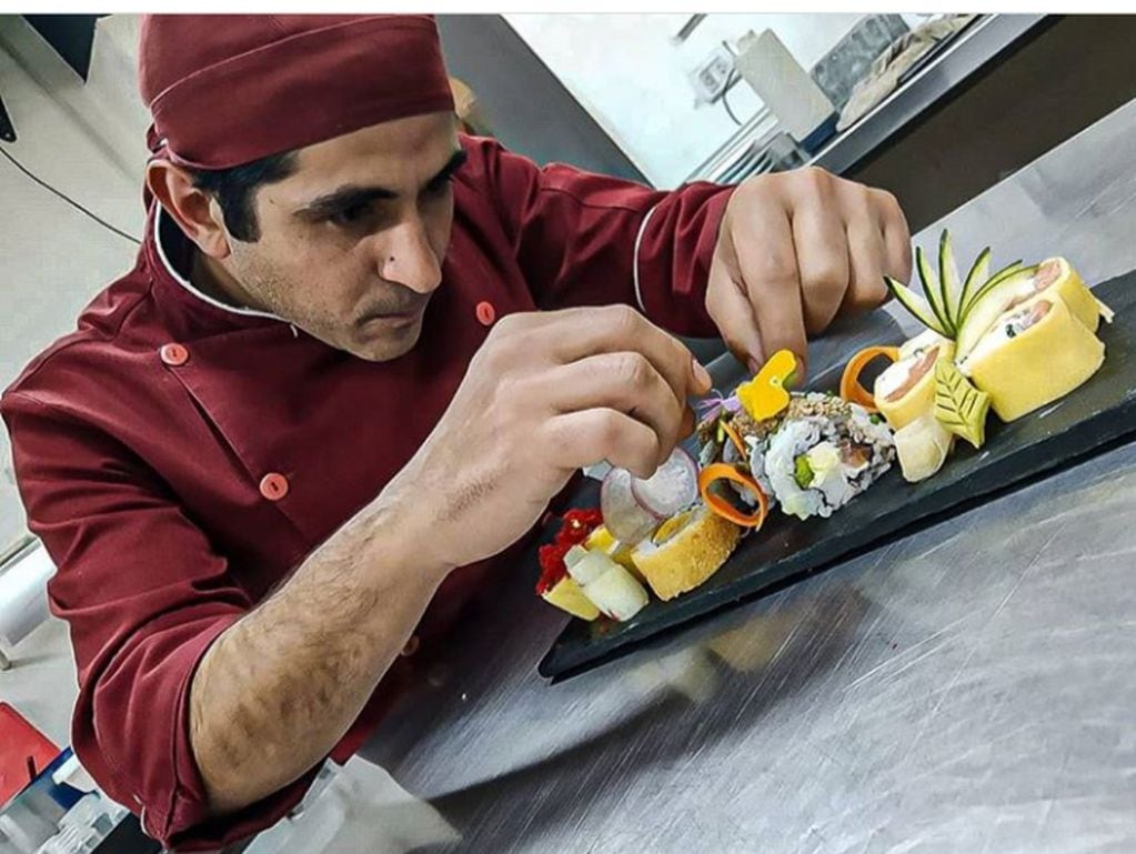 Marcelo Saltalamacchia prepara las más exquisitas tablas de sushi.