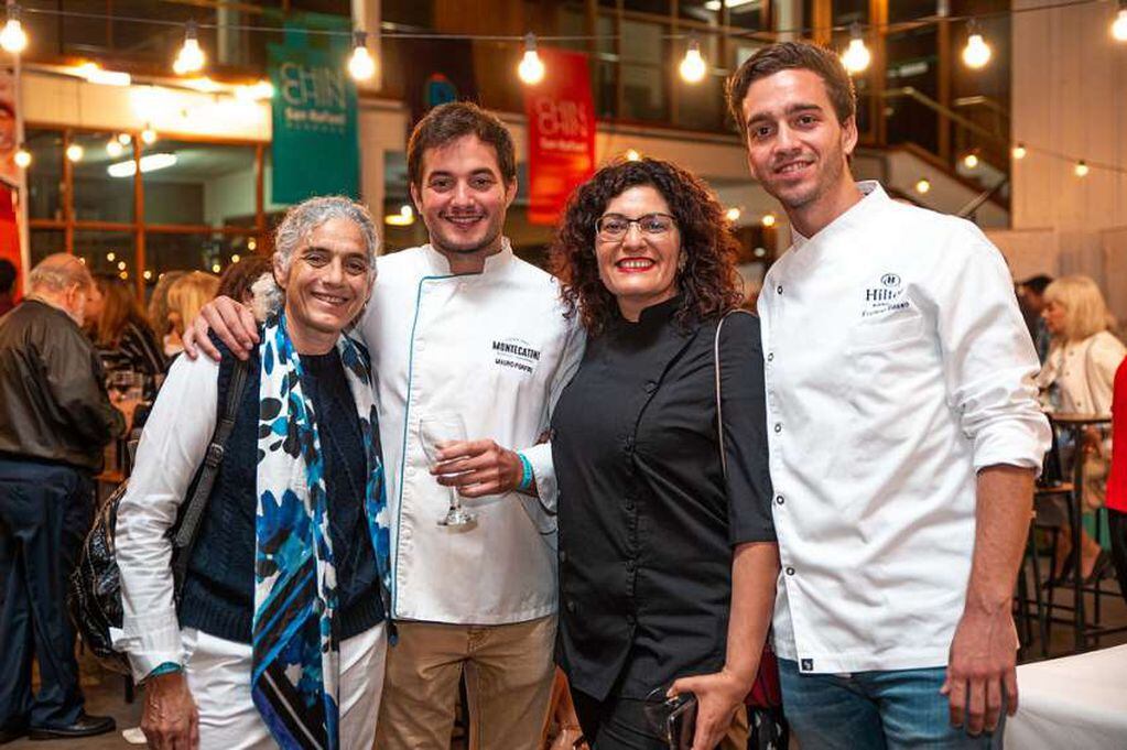 
    Beatriz Barbera (en nombre de su madre), Mauro Profiri y Eugenio Basso fueron distinguidos por la Cámara de Comercio local. En la foto, junto a la chef Ana Paula Gutiérrez. /Gentileza.
   