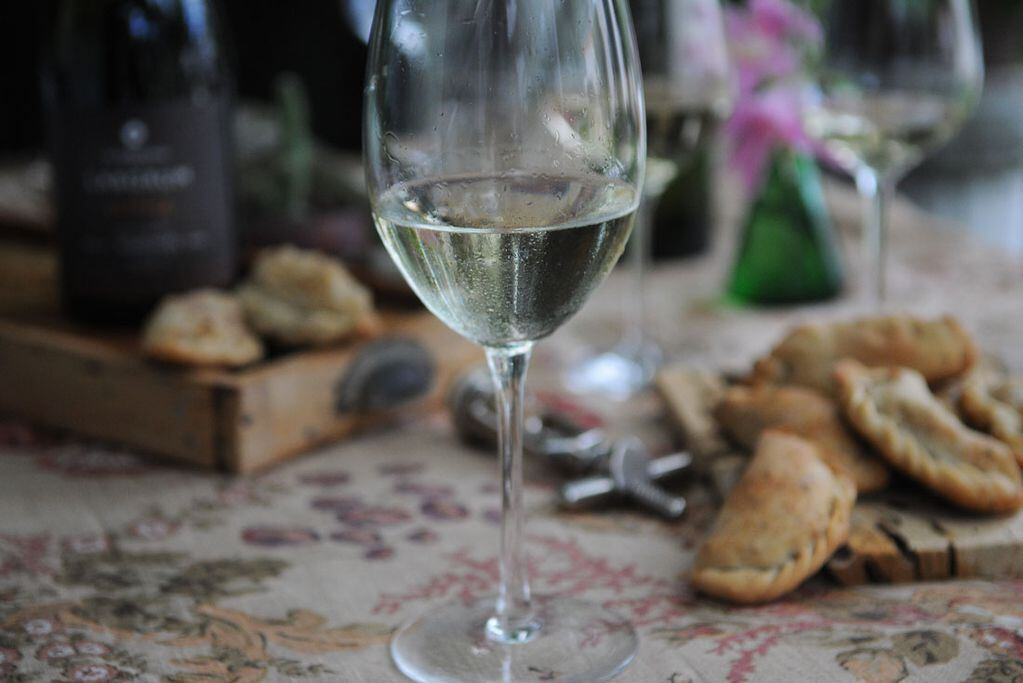 Los vinos blancos puede servir para acompañar todo tipo de comidas. Foto: Javier Ferreyra.