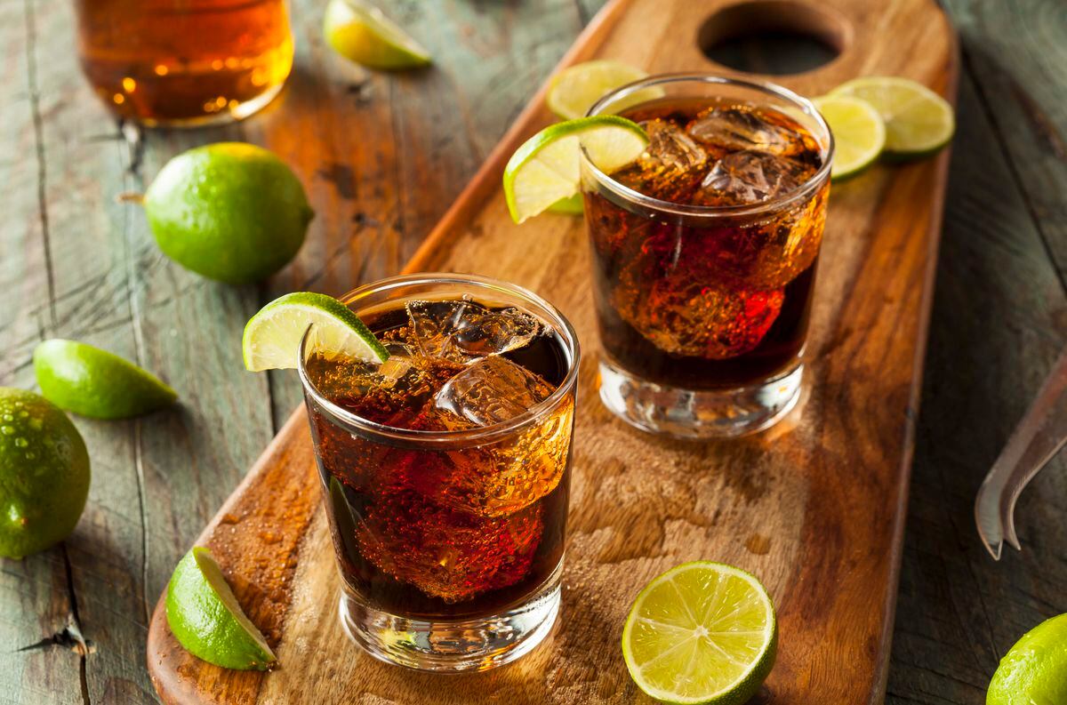 El trago Cuba Libre es uno de los que popularizó al licor caribeño por excelencia.