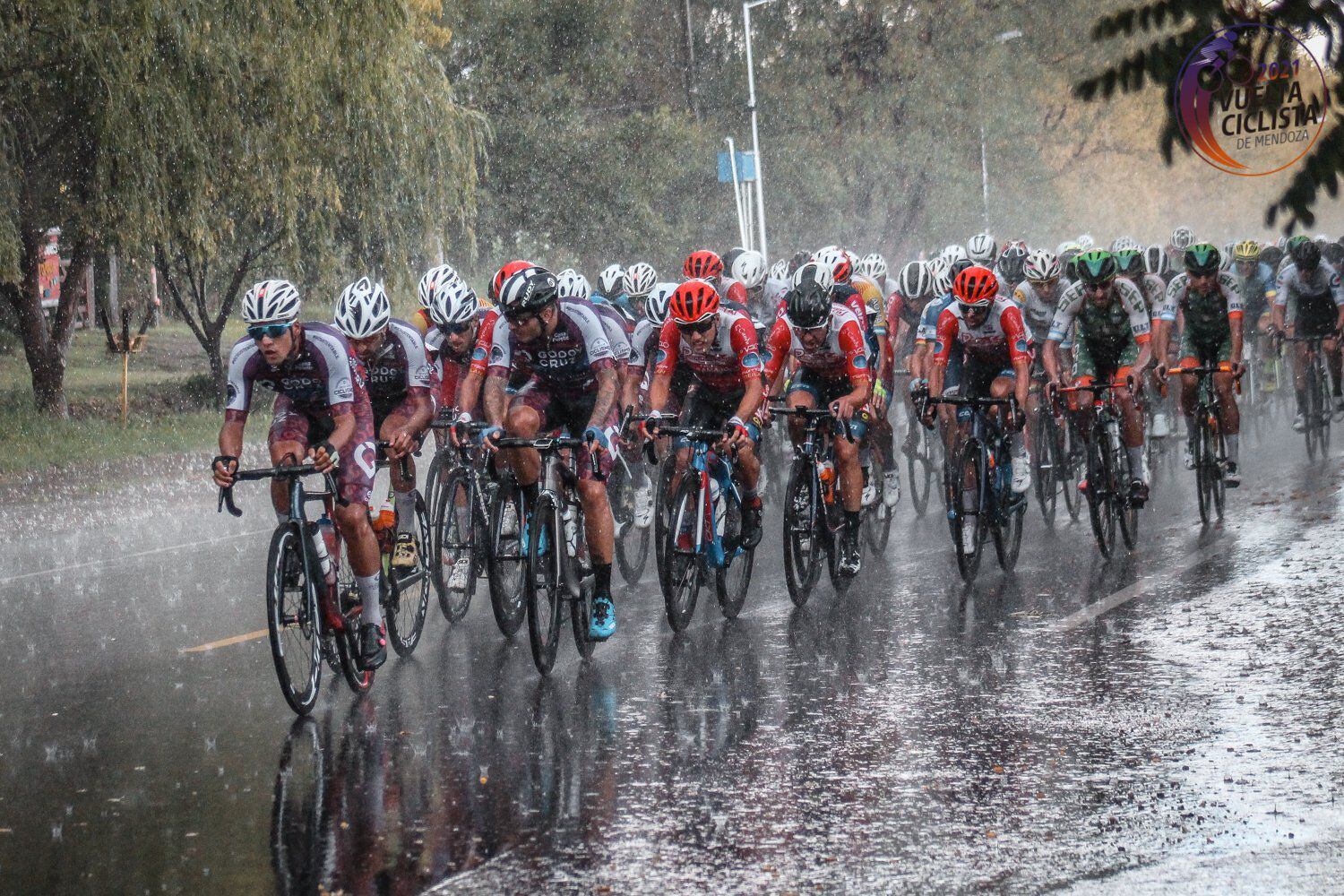 El pelotón pedaleó bajo la lluvia sanrafaelina, en la segunda etapa de la Vuelta de Mendoza.