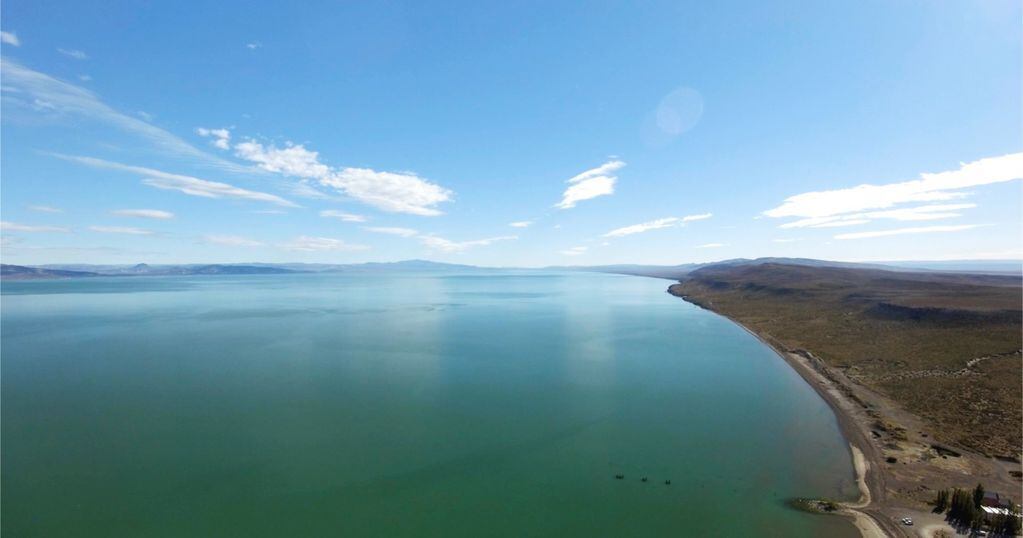 El Lago Musters, uno de los más grandes de Argentina, está a solo metros de los viñedos de Otronia. - Gentileza