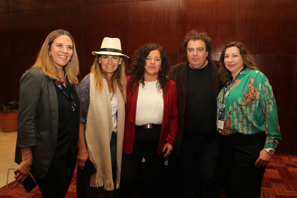 Fernanda Rivarola, Inés González, Nora Vicario, Alejandro Vigil y María Sance.