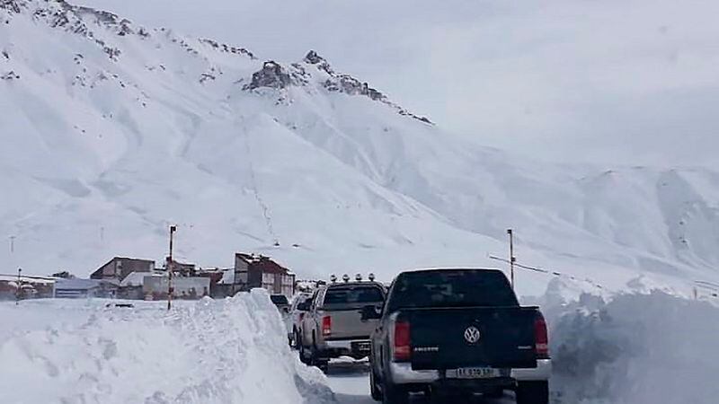 Un metro de nieve cubrió Las Cuevas y esperan más nevadas hasta el miércoles