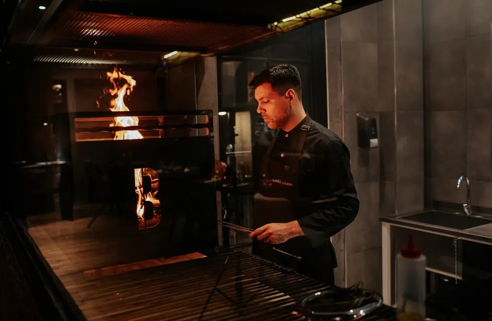 El chef Claudio Lucero es el responsable de los fuegos de Brutal, una de las nuevas experiencias gastronómicas de Mendoza. - Gentileza