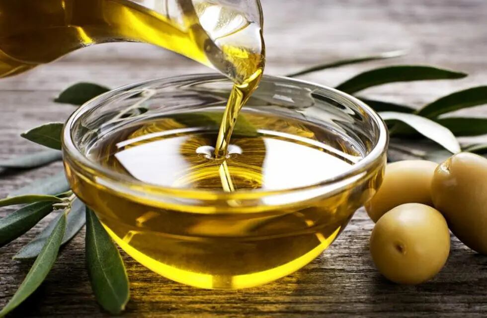 El aceite de oliva expulsa del organismo a la bacteria que produce la gastritis.