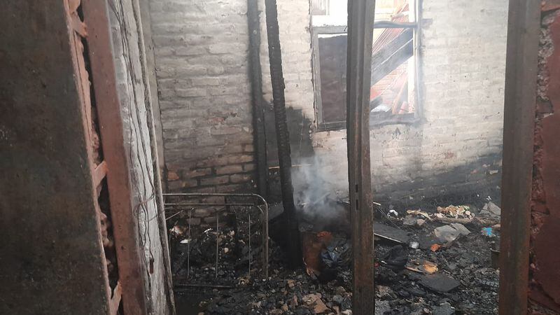 Bebían fernet, tiró nafta para avivar el fuego e incendió una casa en Maipú: 2 nenes y 2 adultos graves